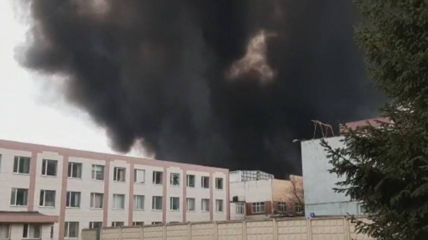 До семи тысяч метров увеличилась площадь пожара на складе в Москве