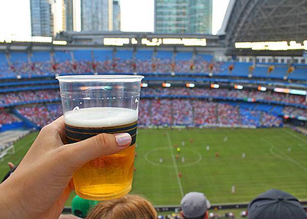 Госдума одобрила возвращение пива на стадионы