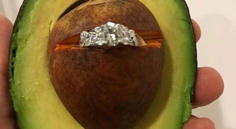 Невеста была в восторге от обручального кольца, спрятанного в авокадо — но соцсети высмеяли «веганское предложение»
