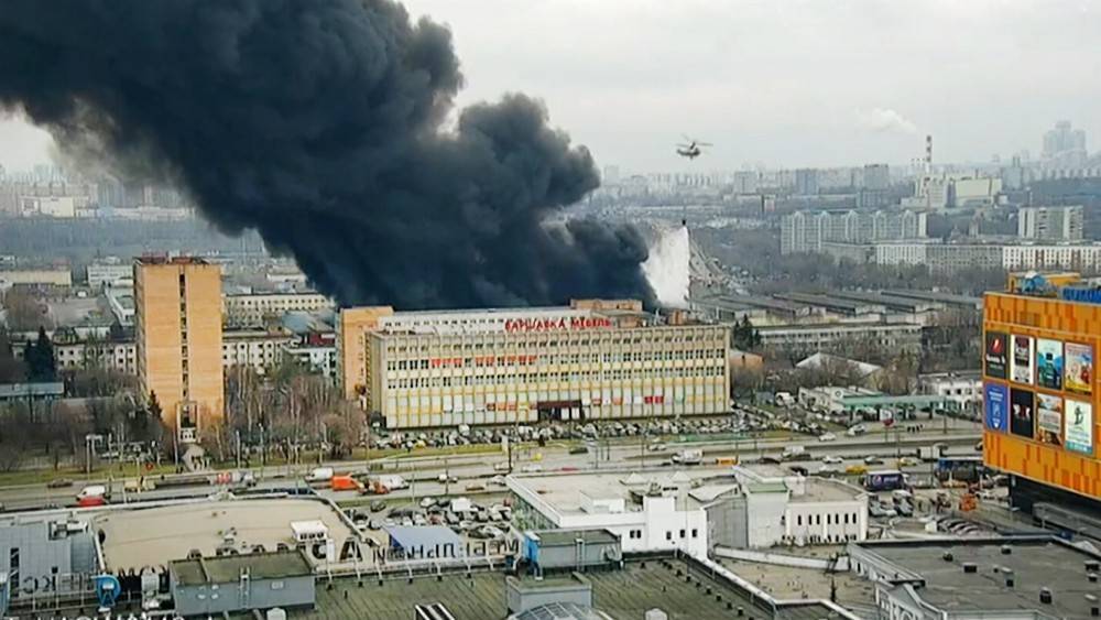 На горящем складе в Москве слышны взрывы