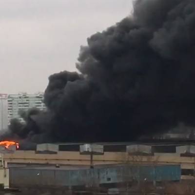 Площадь пожара на складе в Москве выросла до 7 тыс. кв. метров