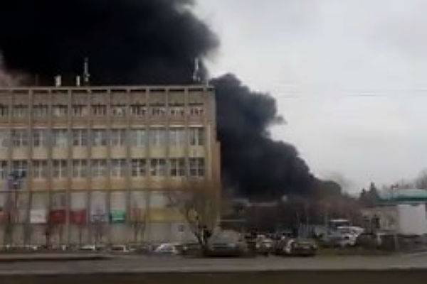 На складе тканей в Москве произошел крупный пожар со взрывами