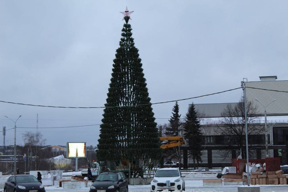 На площади Кирова установили главную елку Карелии и протестировали новый каток