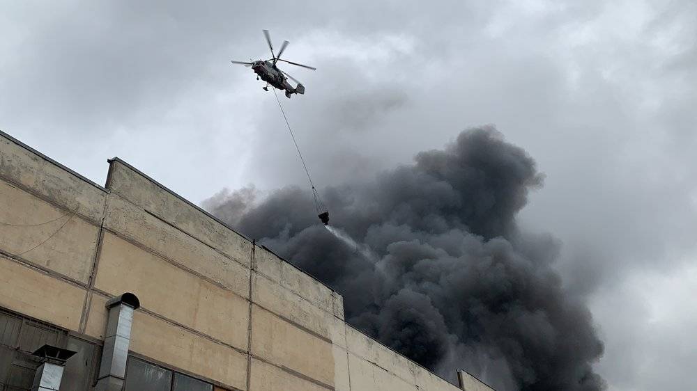 Спасатели рассказали, что осложняет тушение горящего склада на Варшавском шоссе