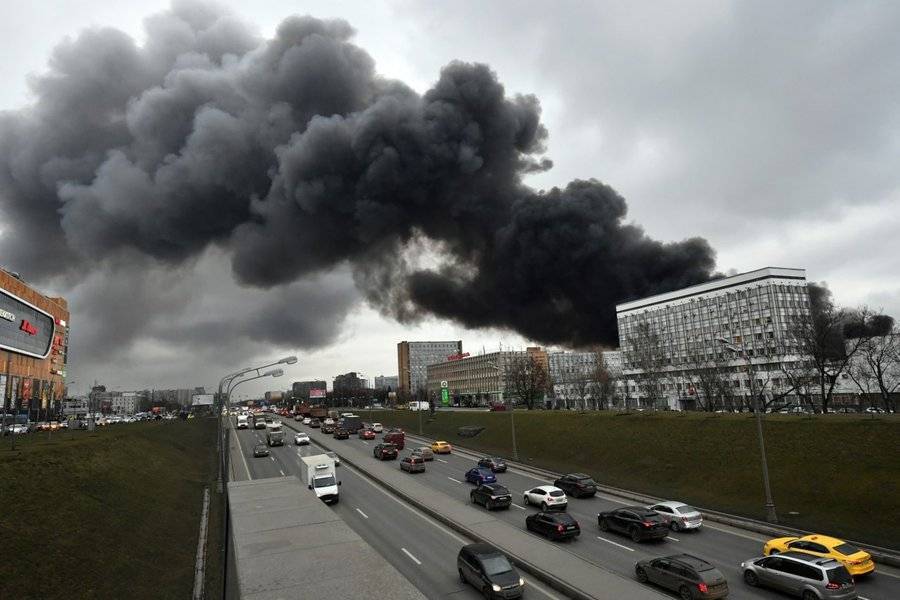 В горящем складе на Варшавском шоссе находился цех по производству экокожи
