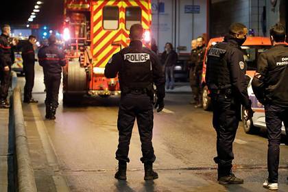 Мужчина напал с ножом на полицейских в Париже