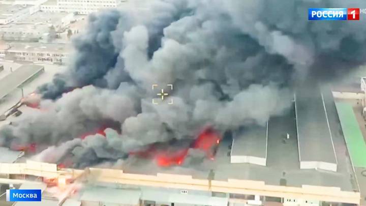 Пожар на Варшавском шоссе: есть угроза обрушения горящего здания