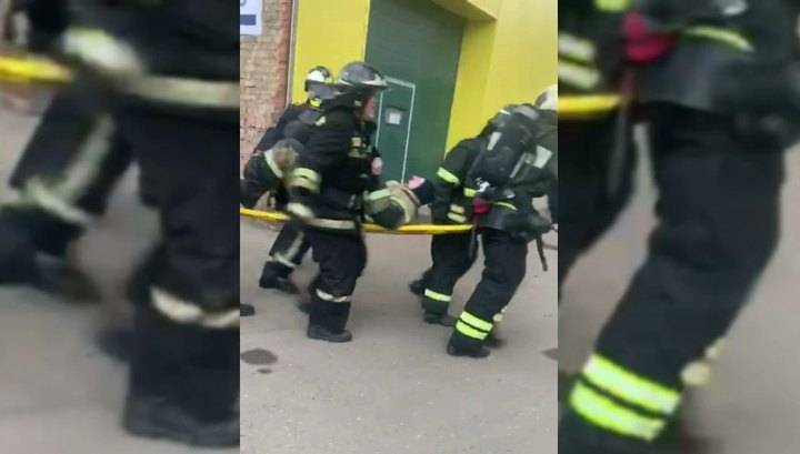 Спасение пострадавшего при взрыве в Чертанове пожарного сняли на видео