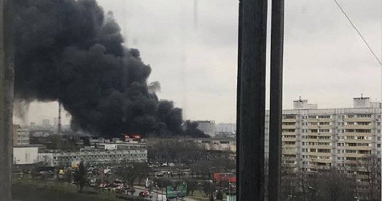 Разросшийся до размеров футбольного поля пожар в Москве был локализован