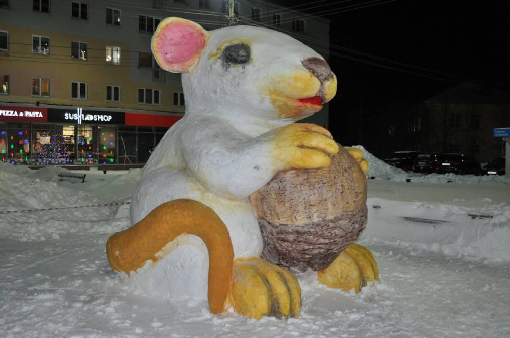 В Мончегорске установили огромную фигуру Металлической крысы