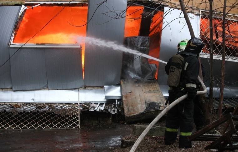 МЧС ликвидировало пожар на отдельных участках склада на Варшавском шоссе