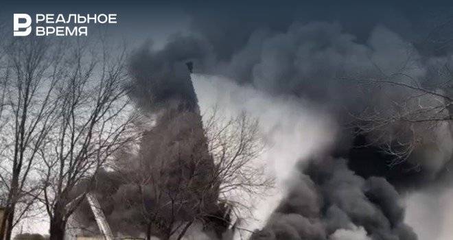 В Москве частично потушили пожар на горящем складе