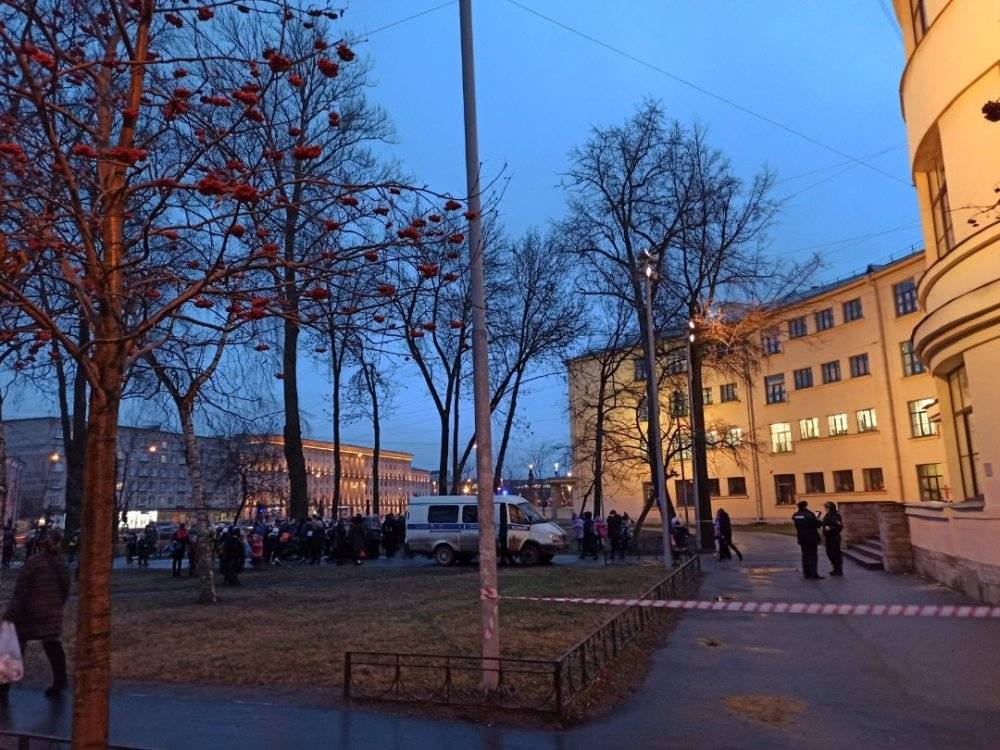 В Петербурге снова эвакуировали лицей № 384 на проспекте Стачек