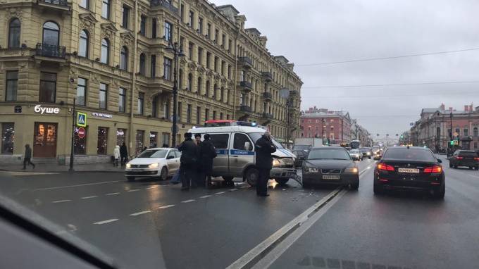 На Невском проспекте машина полиции столкнулась с иномаркой