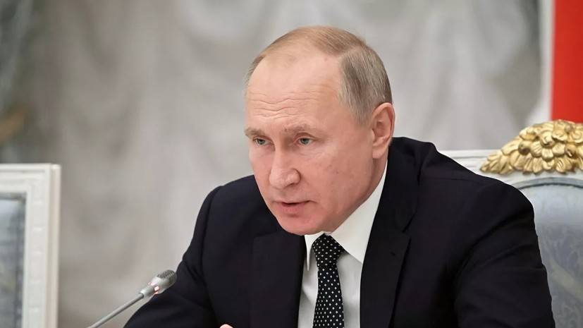 Путин поручил перейти от бумажных к электронным документам в медицине