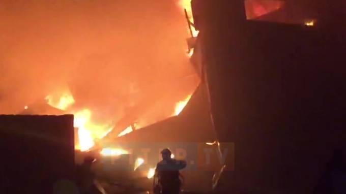 Появилось видео с места пожара на улице Салова - piter.tv
