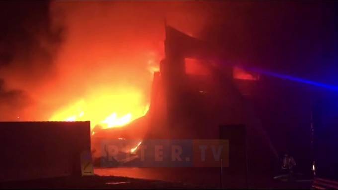 Стали известны подробности о пожаре в ангаре на улице Салова - piter.tv - Санкт-Петербург - р-н Фрунзенский
