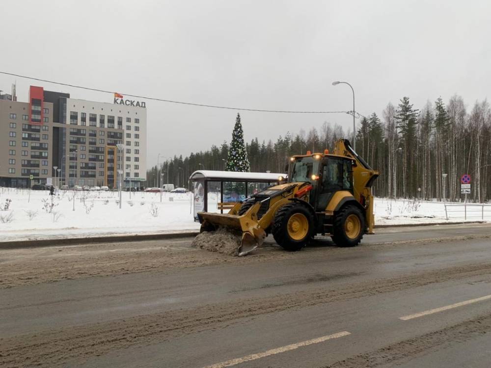 Коммунальщики ведут работы по очистке Петрозаводска от снега в круглосуточном режиме
