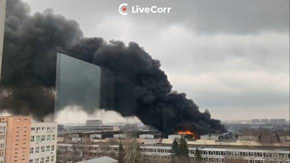 Крупный пожар на складе на юге Москвы потушен, пострадал один спасатель