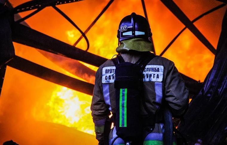 МЧС по Петербургу сообщило о горении 2,2 тысяч кв. метров склада на Салова