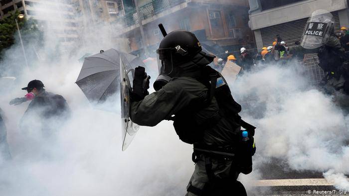 Гонконгским полицейским за сверхурочную работу выплатят более $120 млн