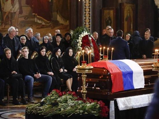 Закрытый гроб: версии смерти Лужкова вызвали сомнения врачей