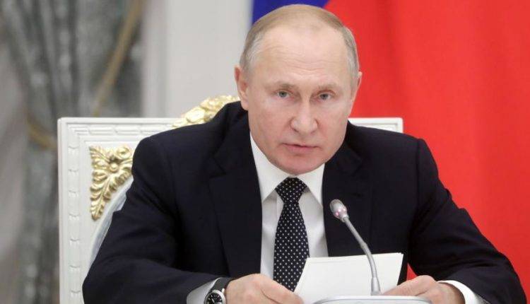 Путин поручил перейти на электронные документы в медицине к 15 апреля