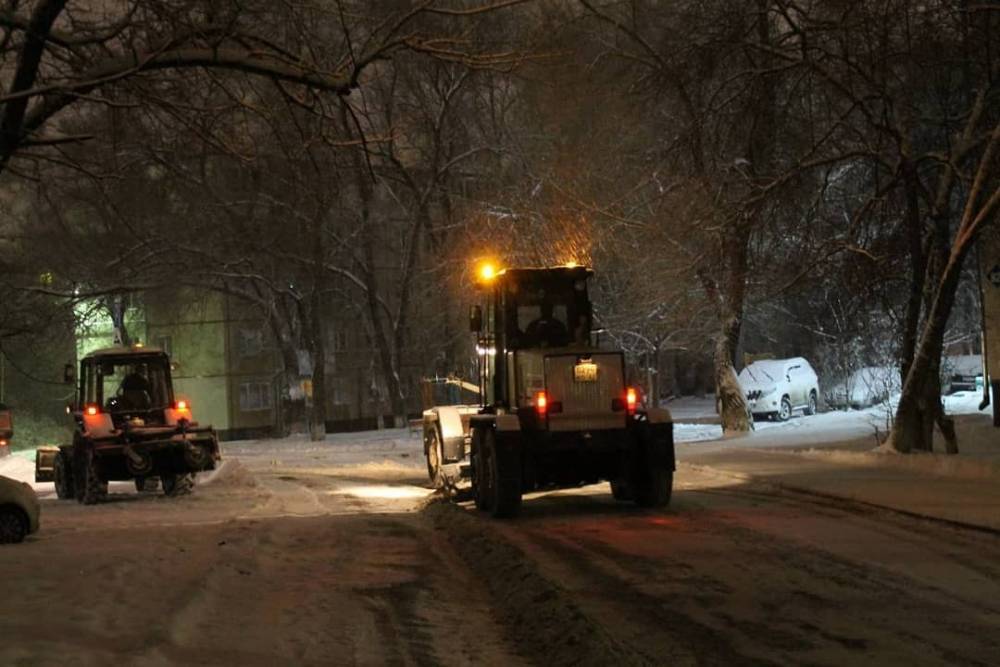 Кемеровские дорожники всю ночь устраняли последствия обильного снегопада