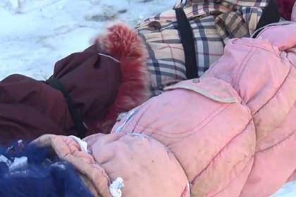 Замерзшие россияне обмотали теплотрассу одеждой и заставили чиновников работать