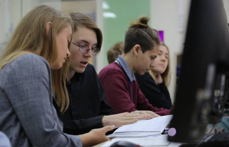 Мобильные телефоны запретили примерно в четверти российских школ