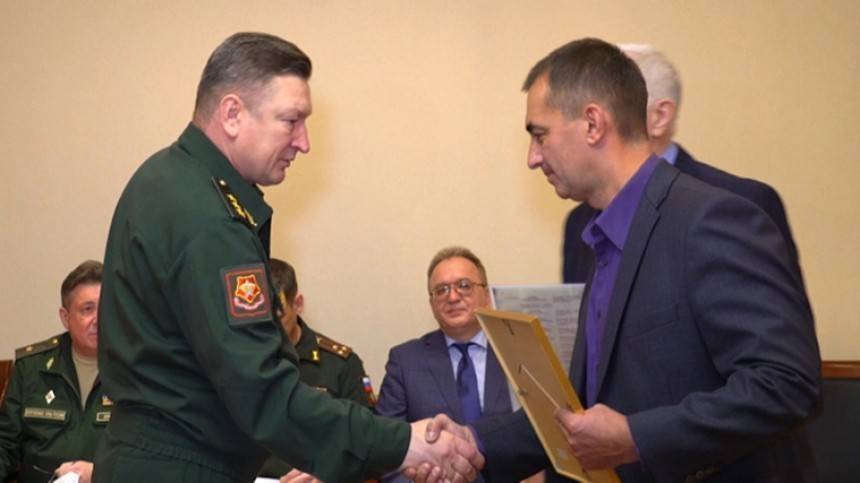 Командующий войсками ЦВО вручил документы к наградам родственникам ветеранов ВОВ
