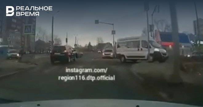 В Казани сняли на видео, как микроавтобус таранит легковушку