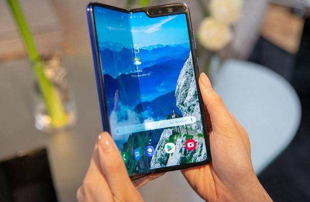 Samsung отчитался о продаже 1 млн смартфонов с гибким экраном