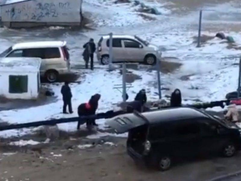 Замерзшие россияне обмотали теплотрассу одеждой и заставили чиновников работать