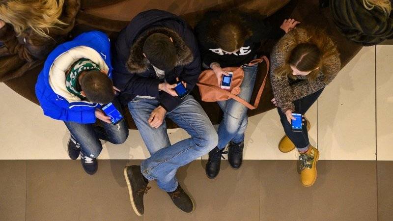 Примерно четверть школ в России запретили мобильные телефоны на уроках