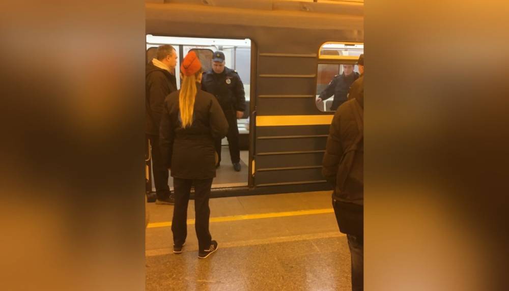 Очевидцы рассказали о найденной подозрительной сумке в вагоне на станции метро «Ладожская»