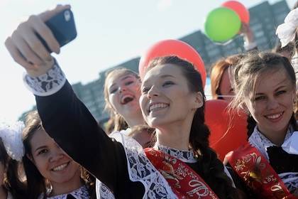В России назвали число запретивших смартфоны на уроках школ
