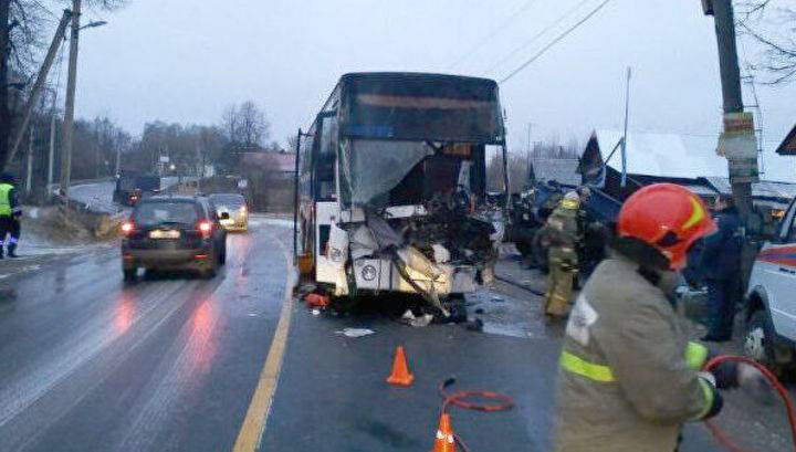 Автобус, ехавший на Ивановскую ярмарку, столкнулся с грузовиком