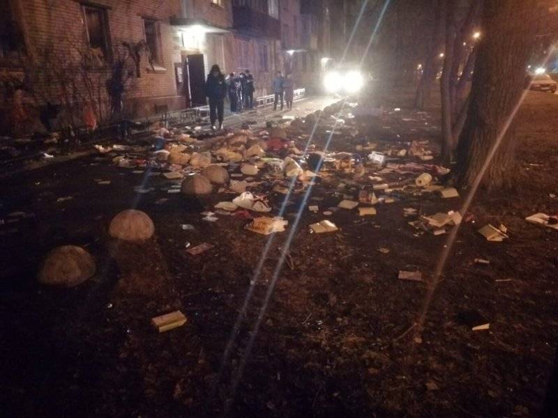 Гора мусора под окнами неприятно удивила жильцов на Караваевской