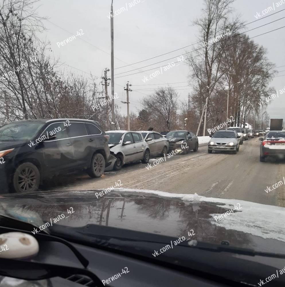 Четыре машины столкнулись в Кемерове