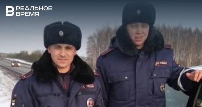 В Татарстане сотрудники ДПС спасли замерзающую семью с маленькой дочкой