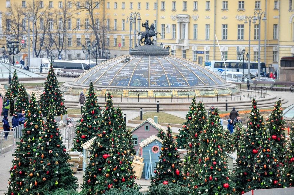 Российские дизайнеры нарядили елки для фестиваля «Путешествие в Рождество»