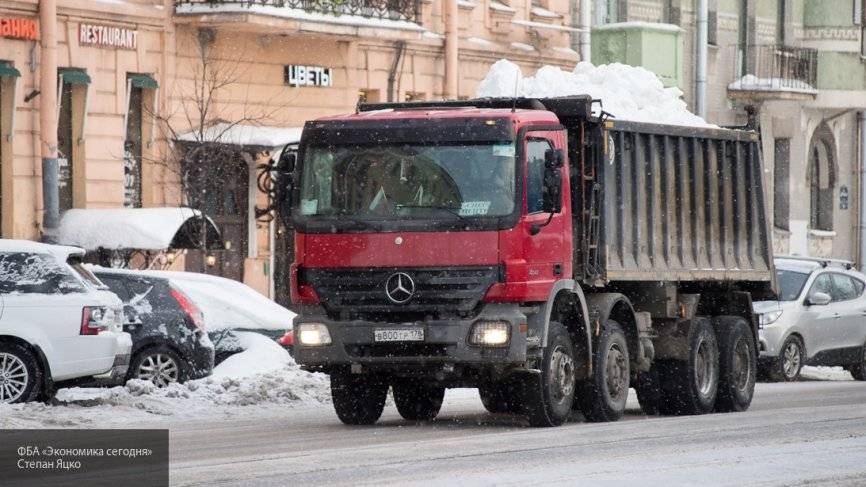 Коммунальщики Петербурга с утра приступили к уборке снега, накрывшего город