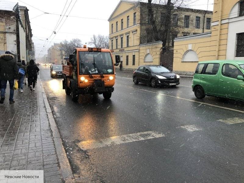 Дорожные службы Петербурга оперативно вывели технику на уборку утреннего снега