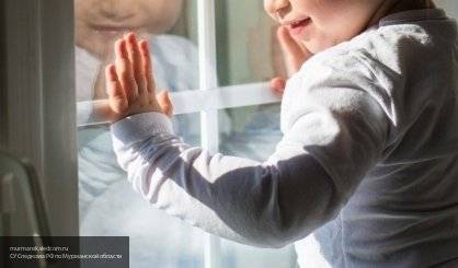 Мать в истерике пыталась выкинуть своего ребёнка в окно