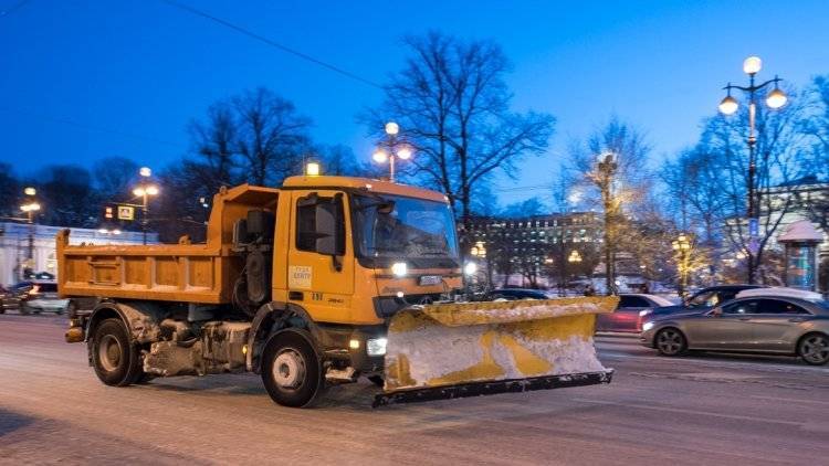 Снегоуборочная техника выехала на улицы Петербурга во время снегопада