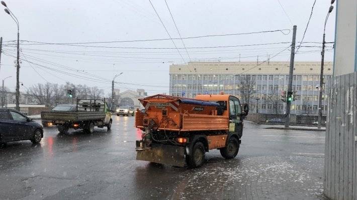 Техника выехала на улицы Петербурга для уборки снега