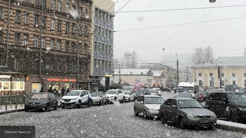 Уборка снега началась с первыми "хлопьями" субботним утром в Петербурге