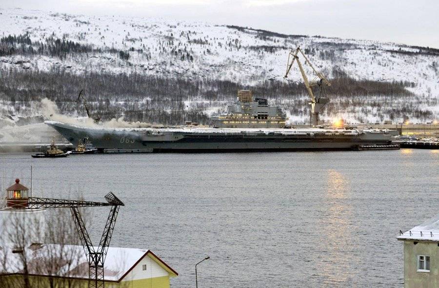 Ремонт авианосца "Адмирал Кузнецов" продолжается, несмотря на пожар – глава ОСК Рахманов