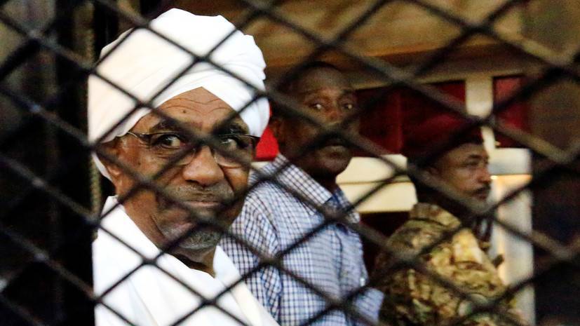 Экс-президента Судана приговорили к двум годам тюрьмы